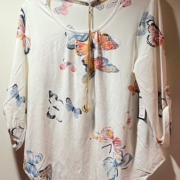 Woman’s blouse and necklace set - Picture 1 of 4